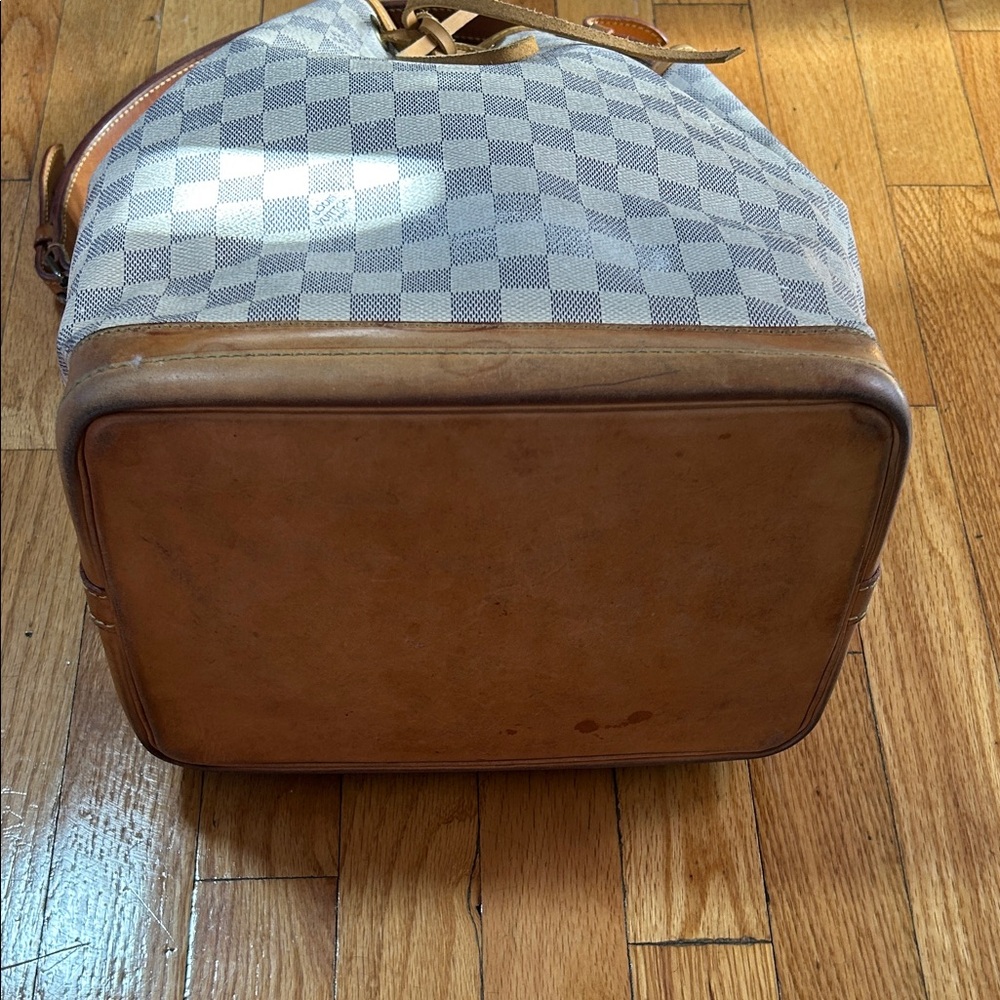 Louis Vuitton Damier Azur Noe Shoulder Bag - Picture 4 of 6